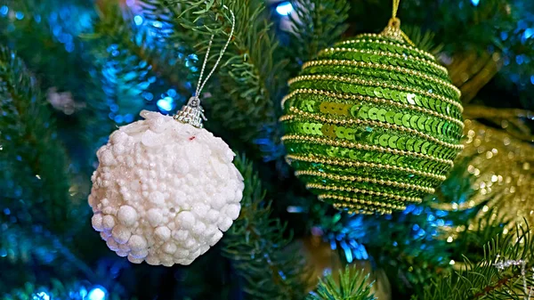 Χριστουγεννιάτικα Στολίδια Whist Στο Χριστουγεννιάτικο Δέντρο — Φωτογραφία Αρχείου
