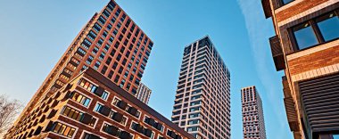 Moskova 'nın merkezinde gökdelenler mavi gökyüzüne karşı