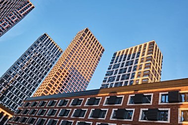 Moskova 'nın merkezinde gökdelenler mavi gökyüzüne karşı