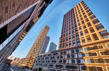 Moskova 'nın merkezinde gökdelenler mavi gökyüzüne karşı