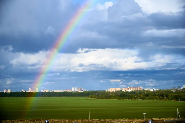 美丽的彩虹映衬在绿色的草地上 — 图库照片