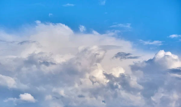 Güzel Kümülüs Bulutları Genel Plan Gündüz Işığı Rengi — Stok fotoğraf