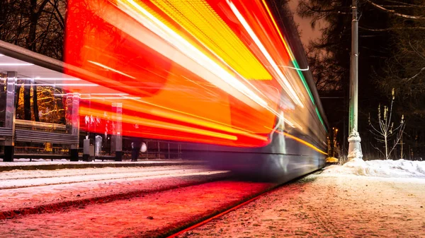 Общественный Транспорт Городе Трамвай Покидает Станцию Светофоры Людей Улицу Дома — стоковое фото