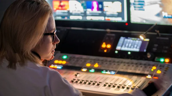 Rusia Octubre 2020 Niña Ingeniero Sonido Trabaja Transmisión Consola Sonido Fotos de stock libres de derechos