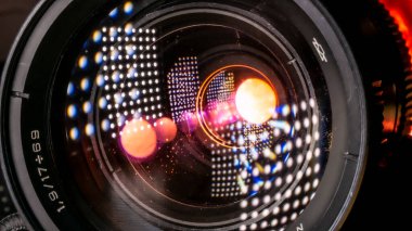 Toz al ve kameranın arka planında soyun. Makro görünüm.