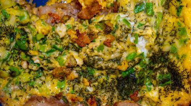 Çırpılmış yumurta ve yakın plan yeşillik.