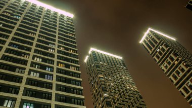 Bacco 'ları olan çok katlı yeni bir binanın ön cephesi. Yeni Rus bölgesi..