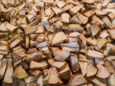 Pişirme parşömeninde ev yapımı Charlotte keki. Prefabrik. Kapat.