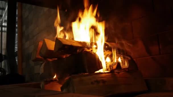 İçerideki şömine ateşini, kır evindeki ateş çatallarını kaybederiz. Sıcak bir hafta sonu, yakacak odun, yanan kütükler, romantik bir akşam. Sıcaklık, dinlenme, ev konforu. loş ışık — Stok video