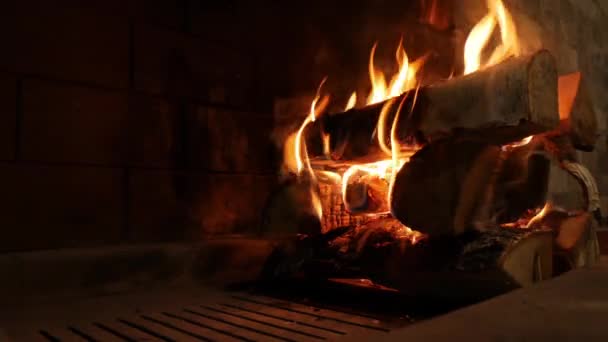 Perdre vue du feu de cheminée à l'intérieur, fourches de flamme de feu dans la maison de campagne. Week-end confortable, bois de chauffage, bois de chauffage, soirée romantique. Chaleur, repos, confort à la maison concept. faible luminosité — Video