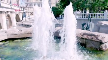 Rusya Temmuz 2020. Sıcak bir yaz gününde Moskova 'daki Kızıl Meydan' daki güzel fıskiyelerin yavaş akışı..