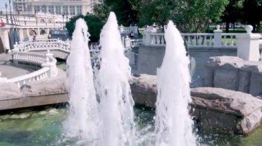 Rusya Temmuz 2020. Sıcak bir yaz gününde Moskova 'daki Kızıl Meydan' daki güzel fıskiyelerin yavaş akışı..