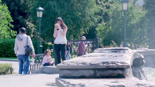 Russia Mosca luglio 2020. Rallentatore delle belle fontane sulla Piazza Rossa a Mosca in una calda giornata estiva. — Video Stock
