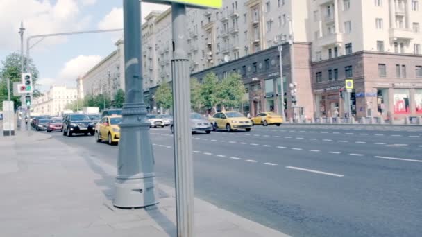 Moskau September 2020.Verkehrsfluss im Zentrum von Moskau. Zeitlupenvideo — Stockvideo