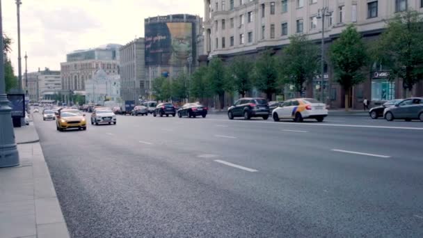 モスクワ2020年9月モスクワ中心部の交通量。スローモーションビデオ — ストック動画