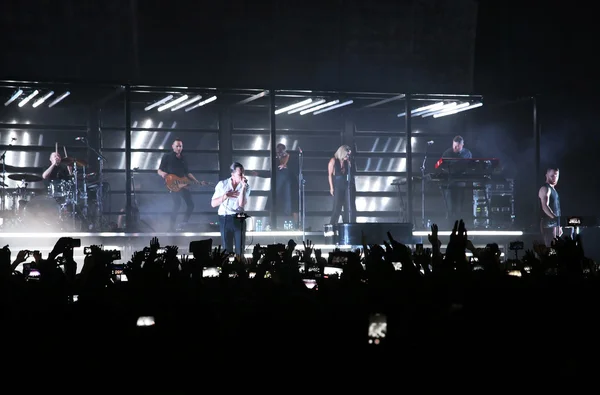 MINSK, BELARUS - March 12: Group HURTS performs on stage, March 12, 2016 in Minsk, Belarus — Stock Photo, Image