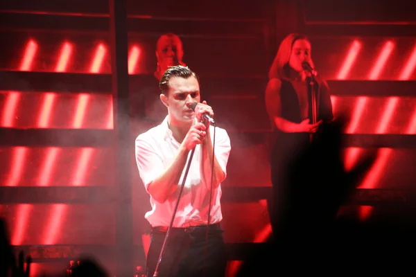 MINSK, BELARUS - 12 mars : Le groupe HURTS se produit sur scène, le 12 mars 2016 à Minsk, Biélorussie — Photo