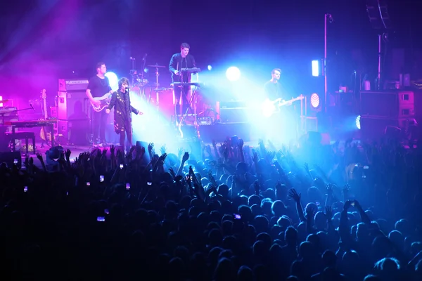 Foule de gens dans les lumières de concert — Photo