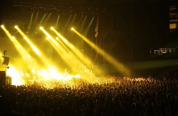 Foule de gens dans les lumières de concert — Photo