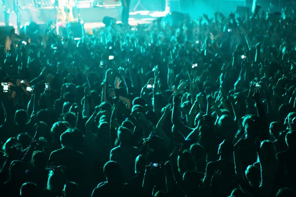 Le persone affollano le luci dei concerti — Foto Stock