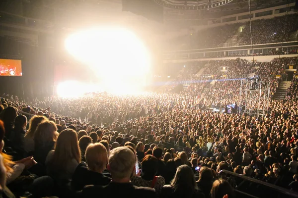 Mensen menigte in concert verlichting — Stockfoto