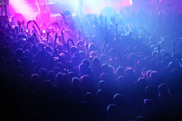 İnsanlar kalabalık konser ışıklar içinde — Stok fotoğraf