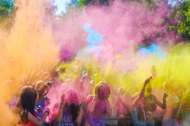 Vitebsk, Beyaz Rusya - 4 Temmuz 2015. Holi renk festivalinde renk atma