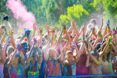 Vitebsk, Beyaz Rusya - 4 Temmuz 2015. Holi renk festivalinde renk atma