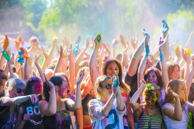Vitebsk, Beyaz Rusya - 4 Temmuz 2015. Holi renk festivalinde renk atma