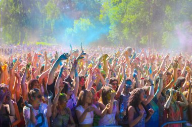 Vitebsk, Beyaz Rusya - 4 Temmuz 2015. Holi renk festivalinde renk atma