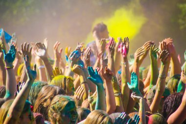 Vitebsk, Beyaz Rusya - 4 Temmuz 2015. Holi renk festivalinde renk atma