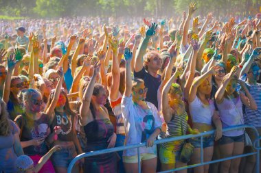 Vitebsk, Beyaz Rusya - 4 Temmuz 2015. Holi renk festivalinde renk atma