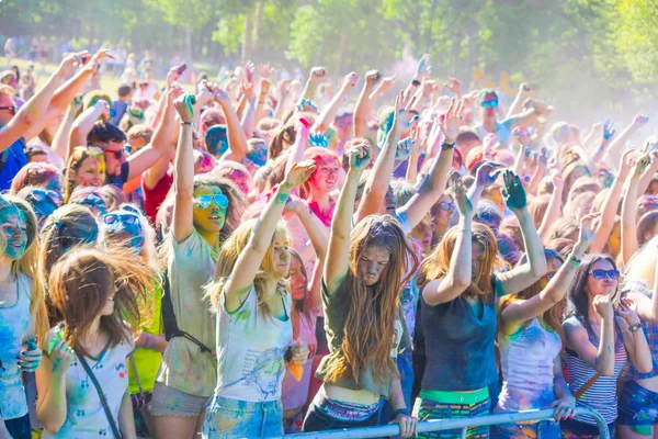 Witebsk, Białoruś-4 lipca 2015. Rzucanie koloru na festiwalu kolorów Holi — Zdjęcie stockowe