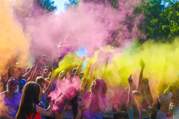 Witebsk, Białoruś-4 lipca 2015. Rzucanie koloru na festiwalu kolorów Holi — Zdjęcie stockowe