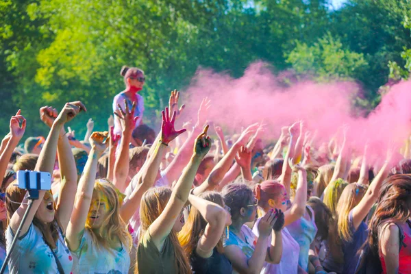 Witebsk, Białoruś-4 lipca 2015. Rzucanie koloru na festiwalu kolorów Holi — Zdjęcie stockowe