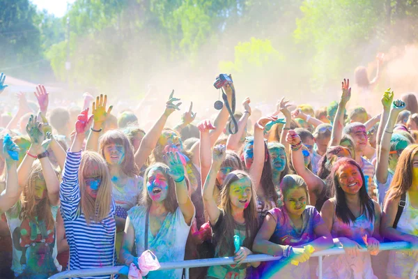 Witebsk, Białoruś-4 lipca 2015. Rzucanie koloru na festiwalu kolorów Holi — Zdjęcie stockowe