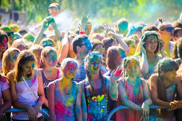 Witebsk, Białoruś-4 lipca 2015. Rzucanie koloru na festiwalu kolorów Holi — Zdjęcie stockowe