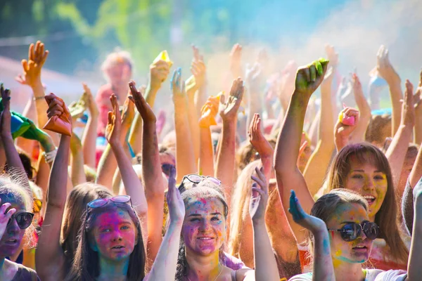 Witebsk, Białoruś-4 lipca 2015. Rzucanie koloru na festiwalu kolorów Holi — Zdjęcie stockowe