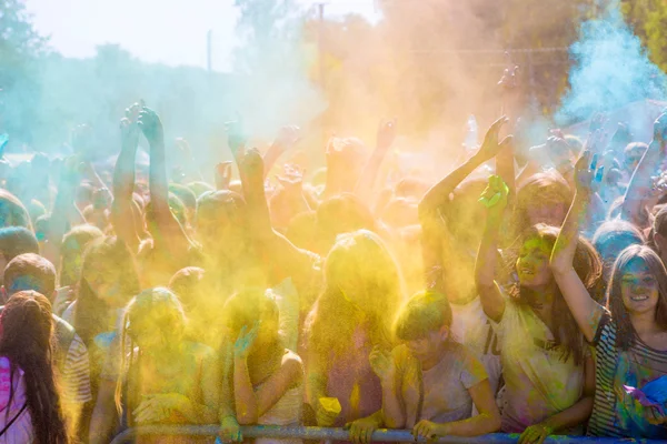 Witebsk, Białoruś-4 lipca 2015. Rzucanie koloru na festiwalu kolorów Holi — Zdjęcie stockowe