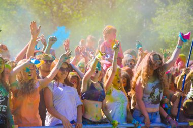 Vitebsk, Beyaz Rusya - 4 Temmuz 2015. Holi renk festivalinde renk atma