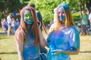Vitebsk, Beyaz Rusya - 4 Temmuz 2015. Holi renk festivalinde mutlu insanlar