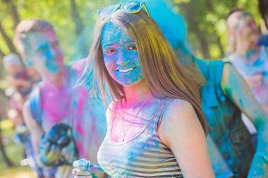 Vitebsk, Beyaz Rusya - 4 Temmuz 2015. Mutlu kadın Holi renk festivalinde yakın çekim yüz