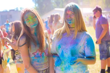 Vitebsk, Beyaz Rusya - 4 Temmuz 2015. Holi renk festivalinde renk atma