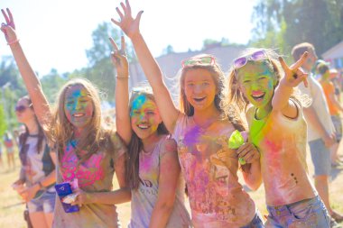 Vitebsk, Beyaz Rusya - 4 Temmuz 2015. Holi renk festivalinde renk atma