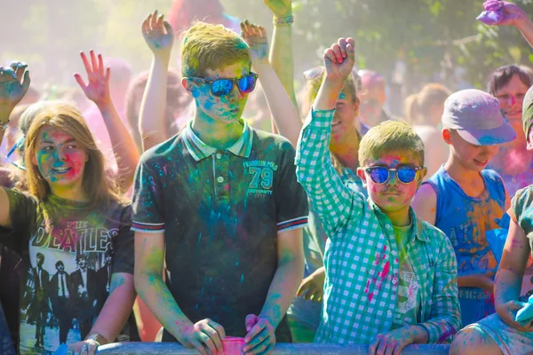 VITEBSK, BELARUS - 4 de julio de 2015. Gente feliz en el festival de color Holi —  Fotos de Stock