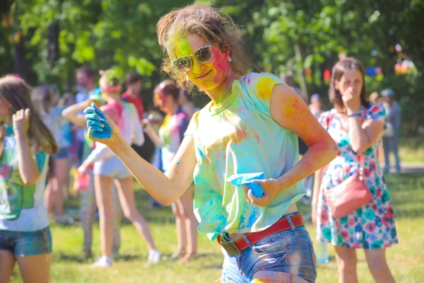 VITEBSK, BELARUS - 4 de julio de 2015. Cara de mujer feliz primer plano en el festival de color Holi —  Fotos de Stock