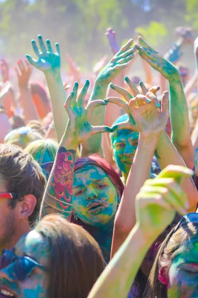 VITEBSK, BELARUS - 4 de julio de 2015. Gente haciendo corazones de manos en el festival de color Holi —  Fotos de Stock