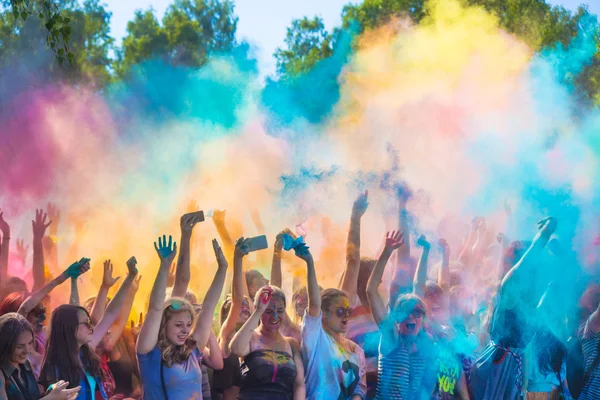 Witebsk, Białoruś-4 lipca 2015. Rzucanie koloru na festiwalu kolorów Holi — Zdjęcie stockowe