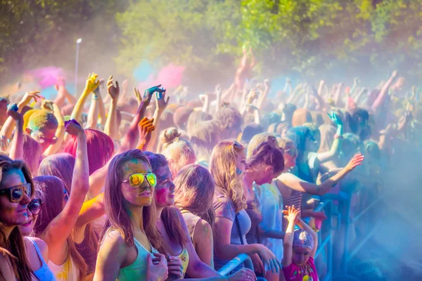 VITEBSK, BELARUS - JULY 4, 2015. Throwing color at the Holi color festival — Stock Photo, Image