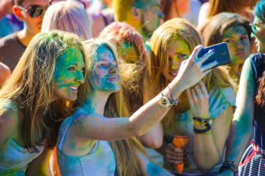 Vitebsk, Beyaz Rusya - 4 Temmuz 2015. Mutlu kızlar Holi renk festivalinde selfie çekmek